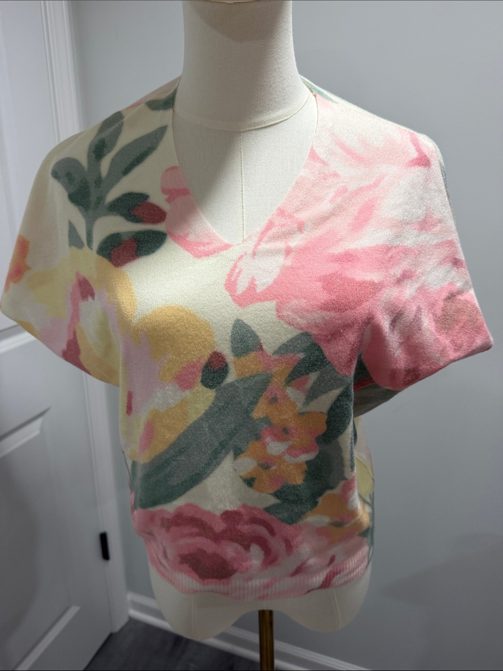 Sioni Pink Cream Floral V-Neck Top
